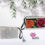 CARTERA PLATEADA BORDADA