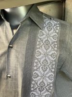 GUAYABERA BORDADA GRIS MANGA CORTA T-36 - Imagen 2