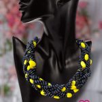COLLAR DE SEMILLA-NEGRO CON AMARILLO